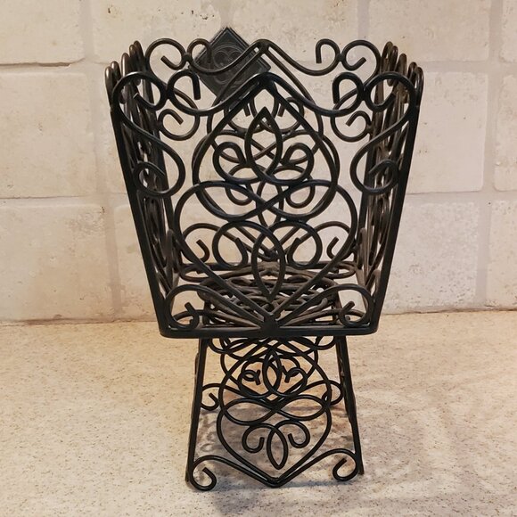 Southern Living at Home Rosedale Plant Holders Set of 2 Wire Baskets - Picture 5 of 13